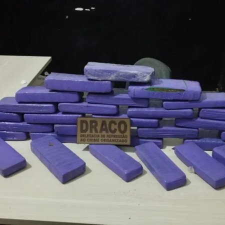 Casal � preso com 37 quilos de maconha dentro de carro em Cajazeiras