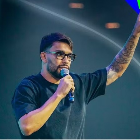 Lucas Paquet� chora em culto e fala de 'depress�o' durante investiga��o por cart�es amarelos