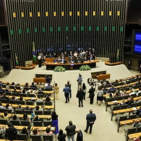 Fim da escala 6�1: 171 deputados da direita e extrema direita querem adiar lei que beneficia trabalhadores