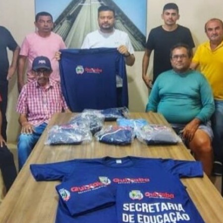 Prefeitura de Quixaba faz entrega de fardamentos a servidores de transportes 