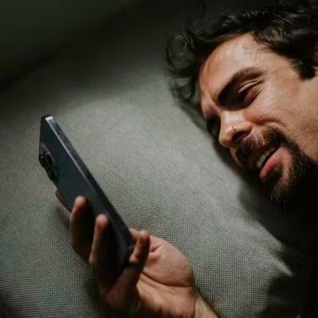 M�dica do sono explica por que faz mal mexer no celular logo ao acordar