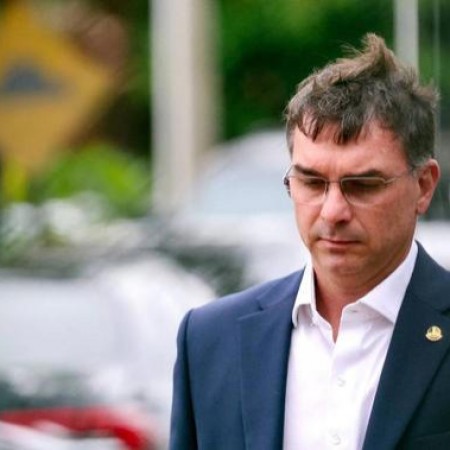 Candidatura de Fl�vio Bolsonaro afunda ainda mais com quebra de rela��es com agro e evang�licos