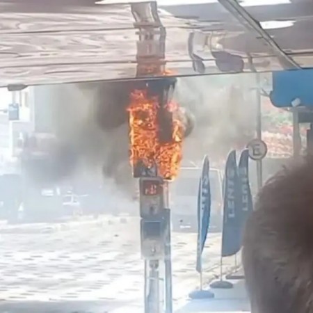 Poste pega fogo no Centro de Patos causado por curto-circuito na caixa de energia