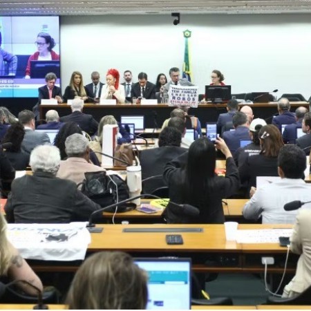 Fim da escala 6x1: Deputado bolsonarista pede vista e adia vota��o da PEC
