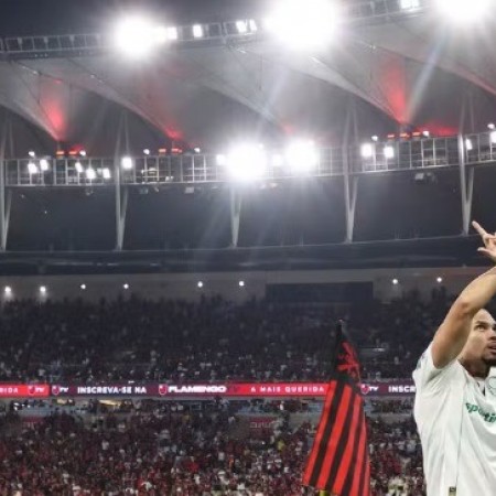 Paulinho, do Palmeiras, � denunciado no STJD por gesto obsceno contra o Flamengo