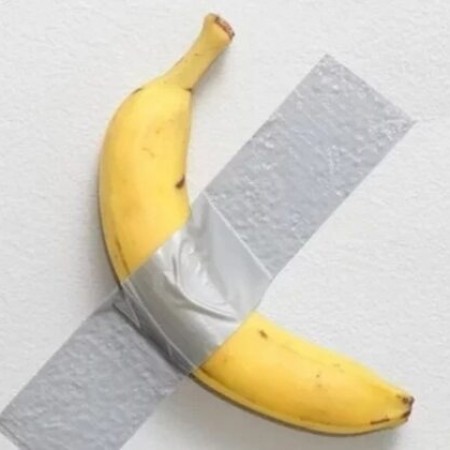 Homem come banana avaliada em R$ 33 milhes exposta em museu