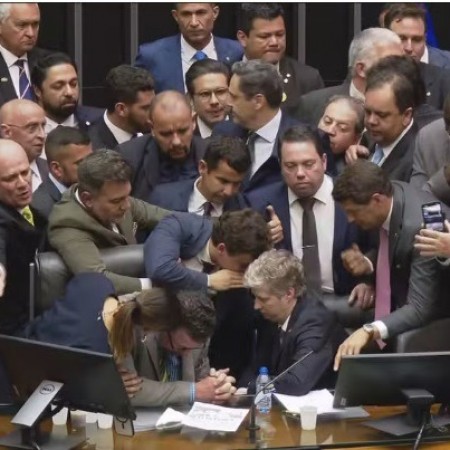 Deputado do Novo tenta impedir Hugo Motta de sentar-se  Mesa