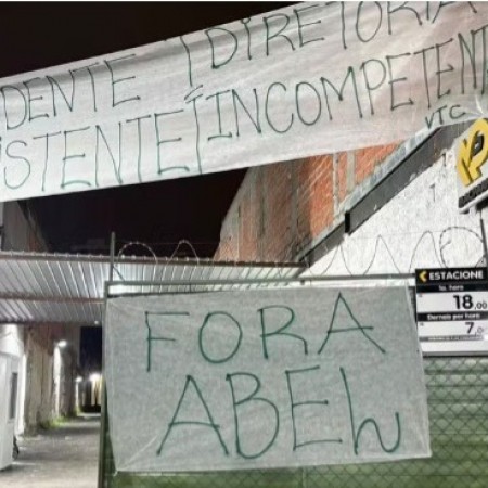 Torcida do Palmeiras protesta com faixas aps eliminao da Copa do Brasil