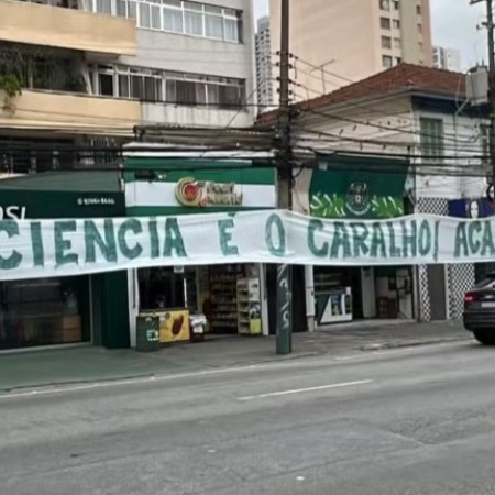 Torcedores do Palmeiras protestam com nova faixa: 'Acabou a paz'
