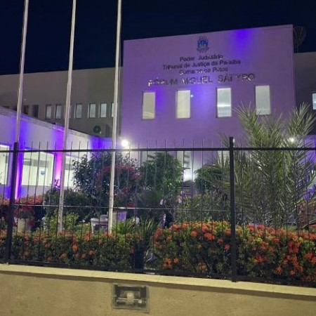 Frum Miguel Styro de Patos ganha iluminao roxa alusiva ao Agosto Lils