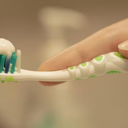 Pasta de dente feita de cabelo pode ser o futuro da sua sade bucal; entenda