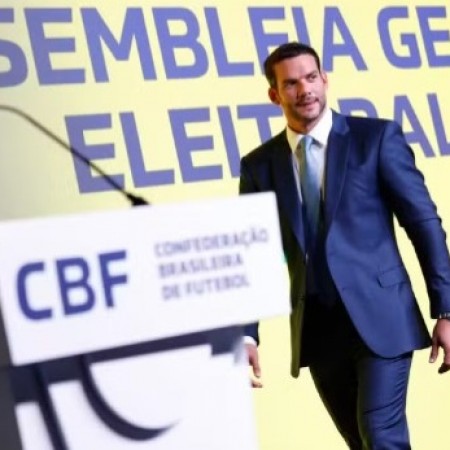 Presidente da CBF revela reunio para vetar camisa vermelha da Seleo: 'Paramos a produo'