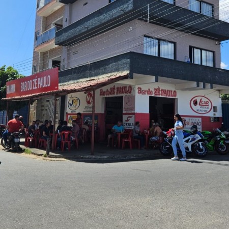 [VDEOS] Bombeiro de Patos, em ato de bravura, evita que homem mate dono de bar com uma faca na cidade

