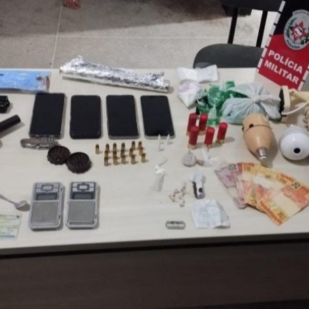 Trio acusado de trfico em bar  preso com arma e drogas, no Serto do Estado