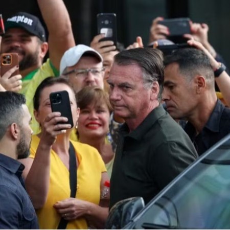 Bolsonaro apresenta anemia e pneumonia residual aps exames em Braslia