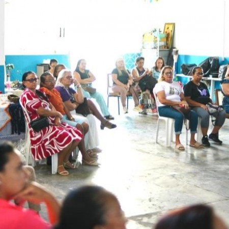 Mulheres da ASSAMP de Patos recebem orientao sobre como funciona uma associao e seu papel  