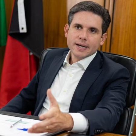 ' impossvel exercer o mandato de outro pas', diz Hugo Motta sobre Eduardo Bolsonaro

