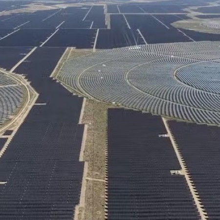 Mais de 400 km de painis: China ergue maior complexo de energia renovvel do planeta