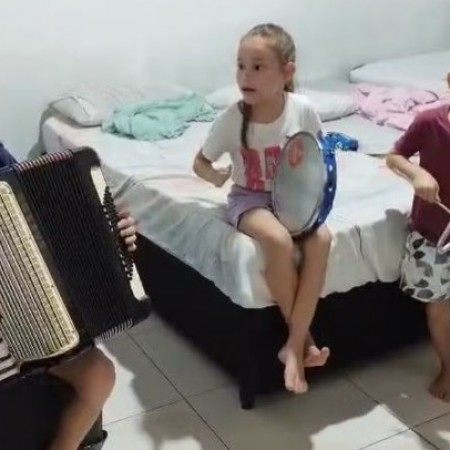 Sanfoneiro de 9 anos que 'montou banda' com os irmos aprendeu a tocar sozinho