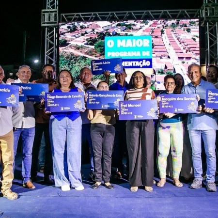 Prefeitura de Patos entrega pavimentao de 10 ruas no bairro Jatob
