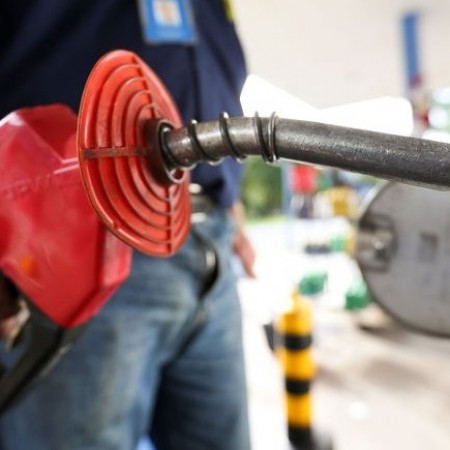 Petrobras anuncia reduo de R$ 0,14 por litro de gasolina para distribuidoras