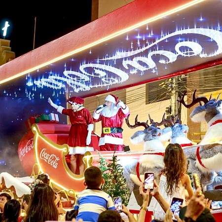 Caravana de Natal da Coca-Cola deixa patoenses encantados com a magia natalina