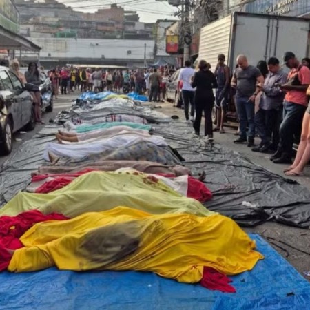 Cinquenta corpos so levados por moradores a praa no Rio um dia aps operao