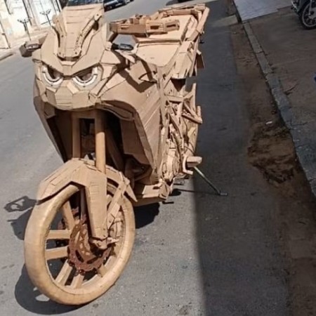 Estudante de fsica cria rplica de moto usando papelo na Paraba