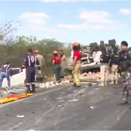 [VDEOS] Acidente entre dois caminhes e quatro carros deixa cinco mortos na BR-230, em Soledade, na Paraba