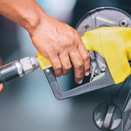 Donos de postos de Patos no diminuem valor da gasolina mesmo com baixa nos preo pela Petrobras