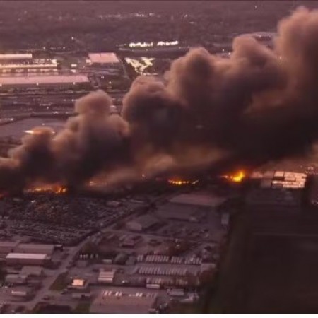 Avio de carga de grande porte cai nos Estados Unidos e deixa 7 pessoas mortas