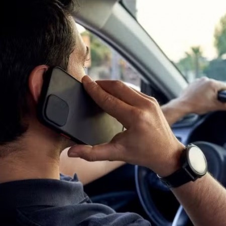 Celular ao volante j  a principal causa de acidentes no Brasil