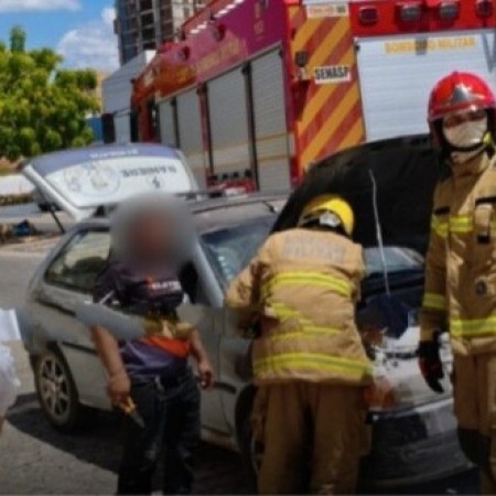 Principio de incndio em carro em frente ao Colgio Cristo Rei, em Patos