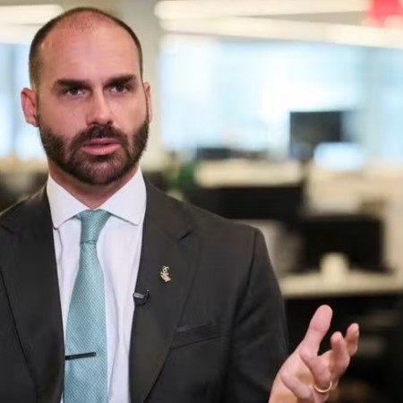 Ministros Moraes e Dino votam a favor de tornar Eduardo Bolsonaro ru por crime de coao