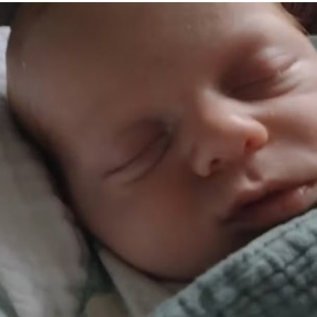 Beb nasce 30 anos depois da irm 'gmea' aps embrio ficar congelado e bate recorde