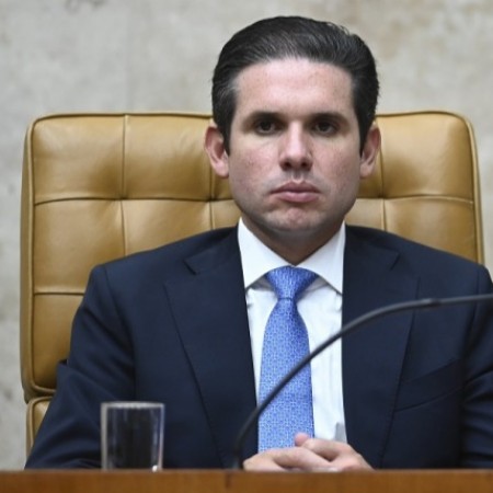 Hugo Motta critica alta taxa de juros e aponta entrave para crescimento do Brasil