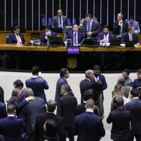 Veja o que pode mudar com o Projeto Antifaco, aprovado pela Cmara