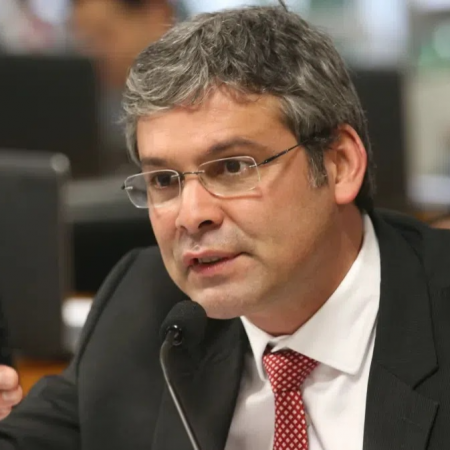Lder do PT, Lindbergh Farias, rebate declaraes do deputado Hugo Motta