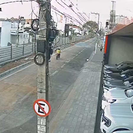 [VDEOS] Motociclista desatento enterra moto em p de brita no Centro de Patos