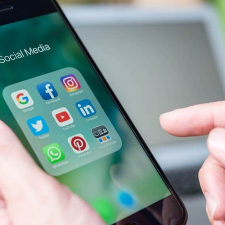 Uso de celular no banheiro aumenta em 46% o risco de hemorroidas, afirma estudo 