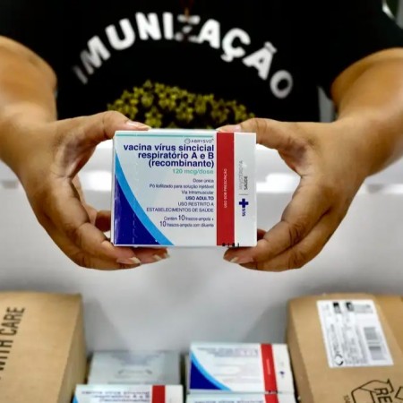 Governo Lula comea a distribuir vacina contra vrus sincicial respiratrio