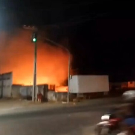 Incndio no antigo Posto O Carreteiro mobiliza bombeiros em Patos