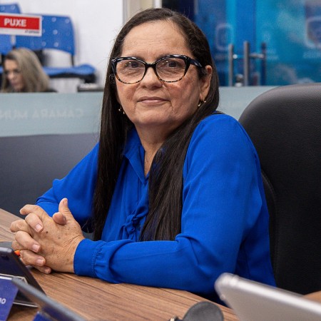 Vereadora Ftima Boco homenageia Padre Jair pelos 45 anos de ordenao sacerdotal