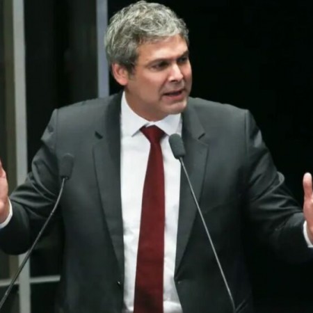 Lder do PT aciona Supremo para obrigar Motta a declarar perda de mandato de Zambelli

