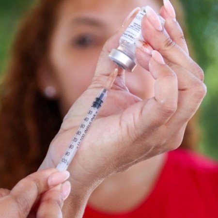 Primeiras doses de vacina contra a dengue s�o entregues ao Min. da Sa�de