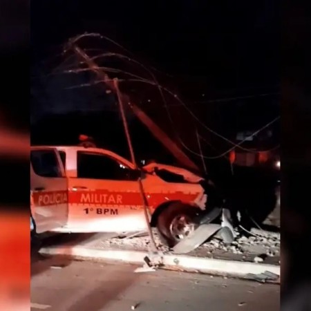 Policiais militares ficam feridos ap�s viatura colidir com poste na Capital