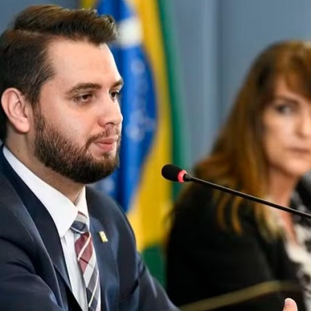 PF prende Filipe Martins, ex-assessor de Bolsonaro condenado na trama golpista