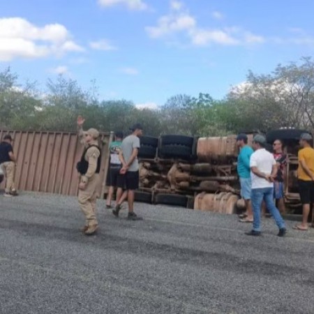 Carreta que transportava cerca de 80 bois tomba no Sert�o da Para�ba