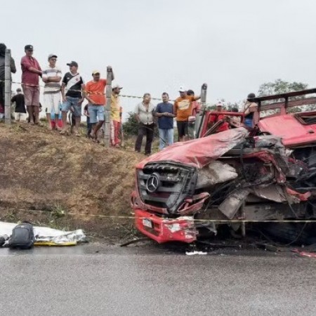 Acidente entre caminh�es deixa duas pessoas mortas na PB-030