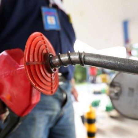 Pre�o da gasolina cai 5,2% para distribuidoras a partir desta ter�a, anuncia Petrobras